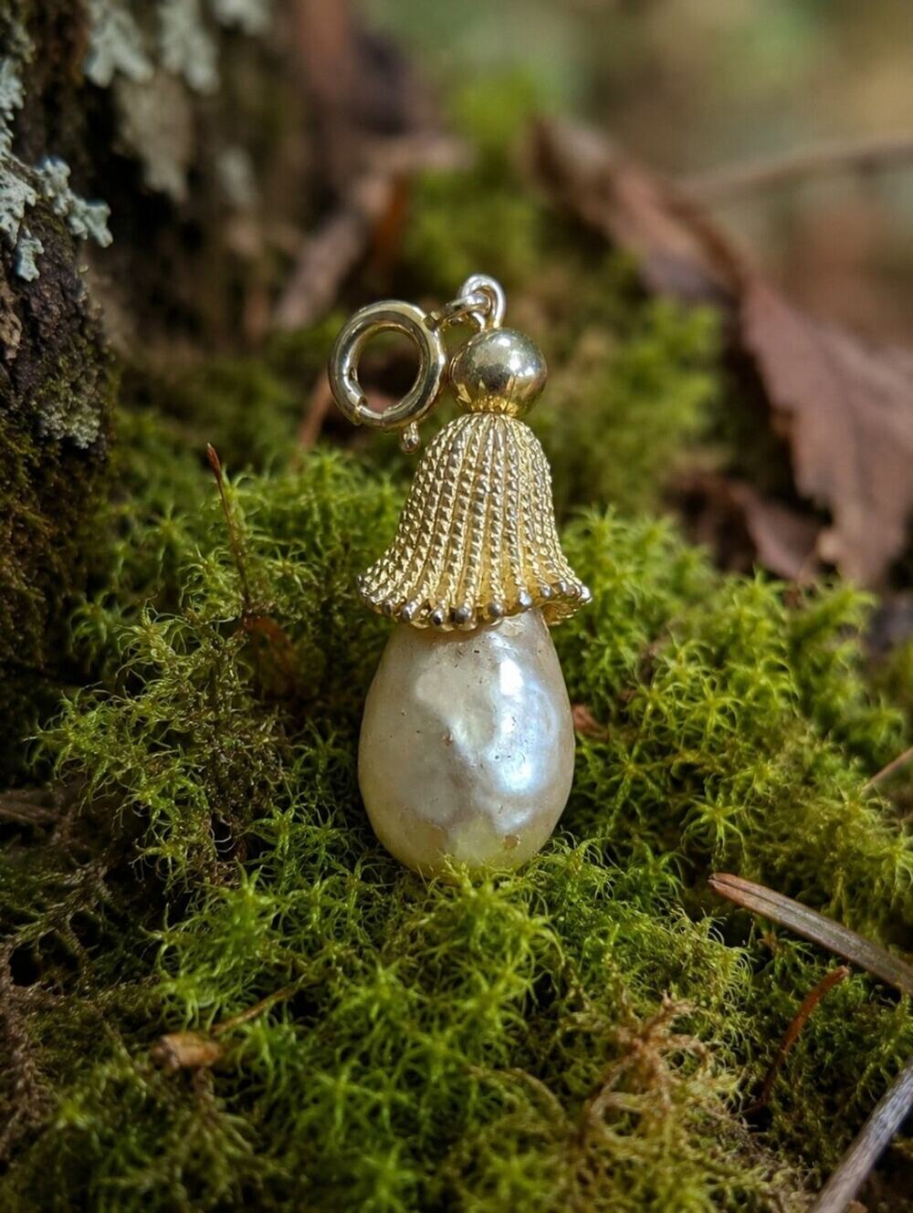 Vintage Mushroom Abstract Faux Baroque Pearl Gold Tone Pendant